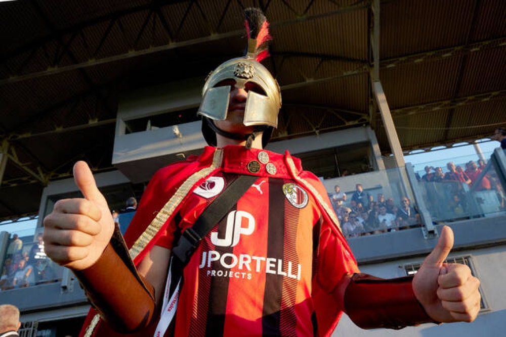 &laquo;&Tau;&omicron;&upsilon; &epsilon;&pi;&iota;&kappa;&epsilon;&phi;&alpha;&lambda;&omicron;ύ&sigmaf;&raquo;, &epsilon;ί&pi;&alpha;&tau;&epsilon;;