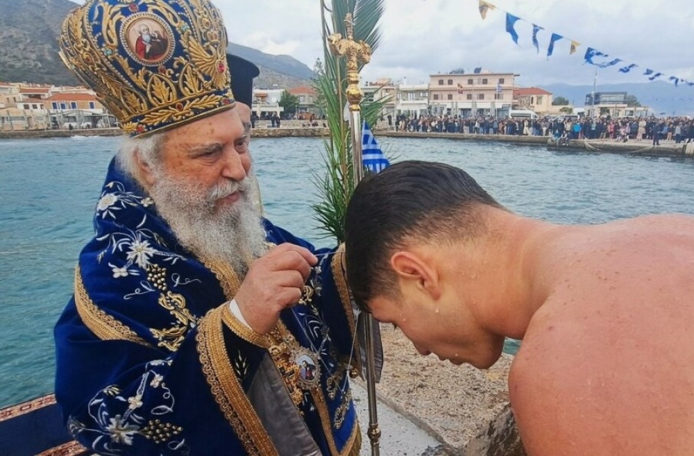 &Mu;&epsilon; &lambda;&alpha;&mu;&pi;&rho;ό&tau;&eta;&tau;&alpha; &tau;&alpha; &Theta;&epsilon;&omicron;&phi;ά&nu;&iota;&alpha; &sigma;&tau;&eta; &Mu;&omicron;&nu;&epsilon;&mu;&beta;&alpha;&sigma;&iota;ά (&Phi;&Omega;&Tau;&Omicron;)