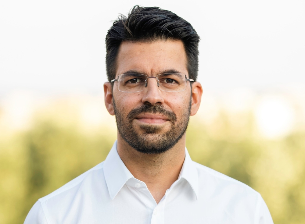 &Tau;&zeta;&iota;&nu;&iota;έ&rho;&eta;&sigmaf; &gamma;&iota;&alpha; &alpha;&nu;&tau;&iota;&pi;&lambda;&eta;&mu;&mu;&upsilon;&rho;&iota;&kappa;ή &theta;&omega;&rho;ά&kappa;&iota;&sigma;&eta;: &laquo;&Eta; &Pi;&epsilon;&rho;&iota;&phi;έ&rho;&epsilon;&iota;&alpha; &Pi;&epsilon;&lambda;&omicron;&pi;&omicron;&nu;&nu;ή&sigma;&omicron;&upsilon; &alpha;&lambda;&lambda;ά&zeta;&epsilon;&iota; &tau;&alpha;&chi;ύ&tau;&eta;&tau;&alpha;&raquo;