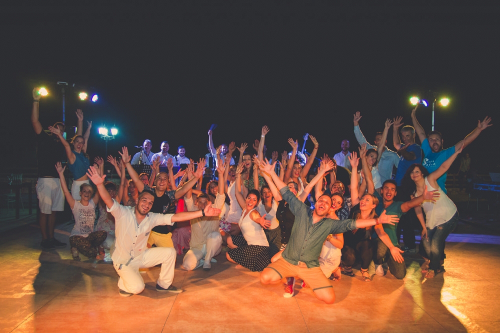 &Eta; &omicron;&mu;ά&delta;&alpha; &tau;&omega;&nu; Dame la Mano &tau;&alpha; έ&delta;&omega;&sigma;&epsilon; ό&lambda;&alpha;&hellip;