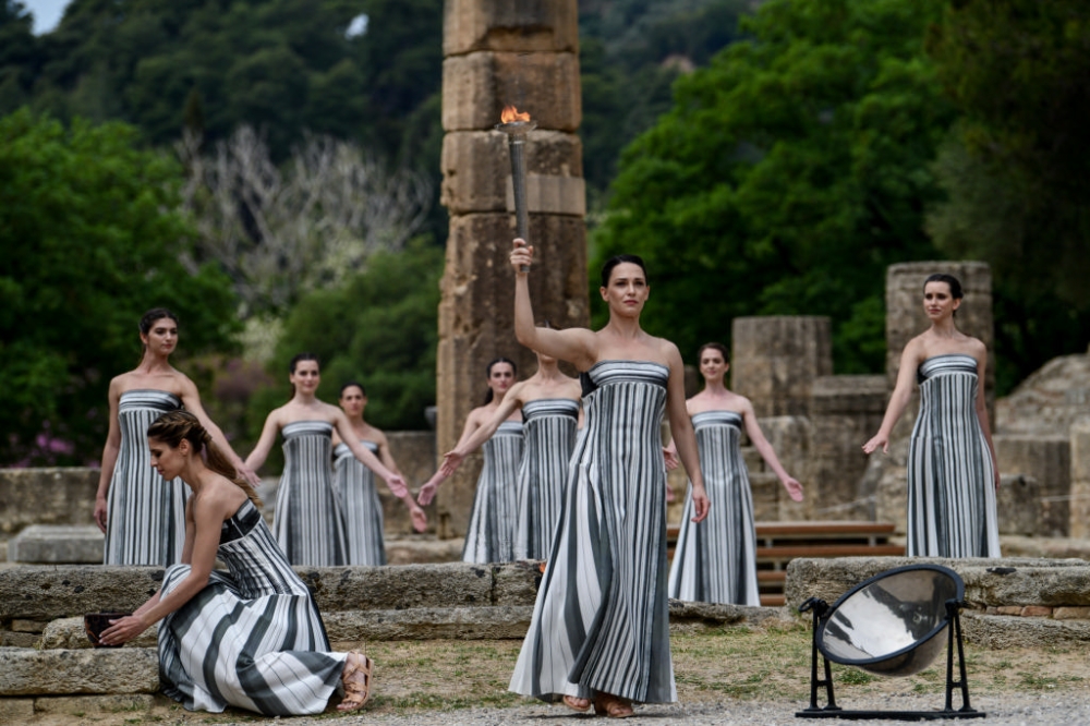 &Beta;&alpha;&delta;ί&zeta;&epsilon;&iota; &pi;&rho;&omicron;&sigmaf; &Pi;&alpha;&rho;ί&sigma;&iota; &eta; &Omicron;&lambda;&upsilon;&mu;&pi;&iota;&alpha;&kappa;ή &Phi;&lambda;ό&gamma;&alpha; &alpha;&phi;&omicron;ύ &phi;&omega;&tau;ί&sigma;&epsilon;&iota; &tau;&eta; &Sigma;&pi;ά&rho;&tau;&eta;