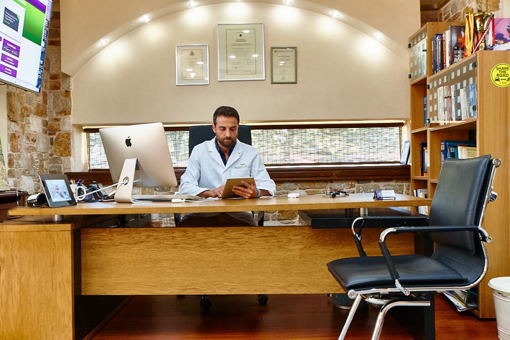 &laquo;&Omicron;&rho;&alpha;&mu;&alpha;&tau;ί&sigma;&omicron;&upsilon; &tau;&omicron; &Mu;έ&lambda;&lambda;&omicron;&nu;, &Sigma;&tau;ό&chi;&epsilon;&upsilon;&sigma;&epsilon; &sigma;&tau;&omicron; &Pi;&alpha;&rho;ό&nu;&raquo;