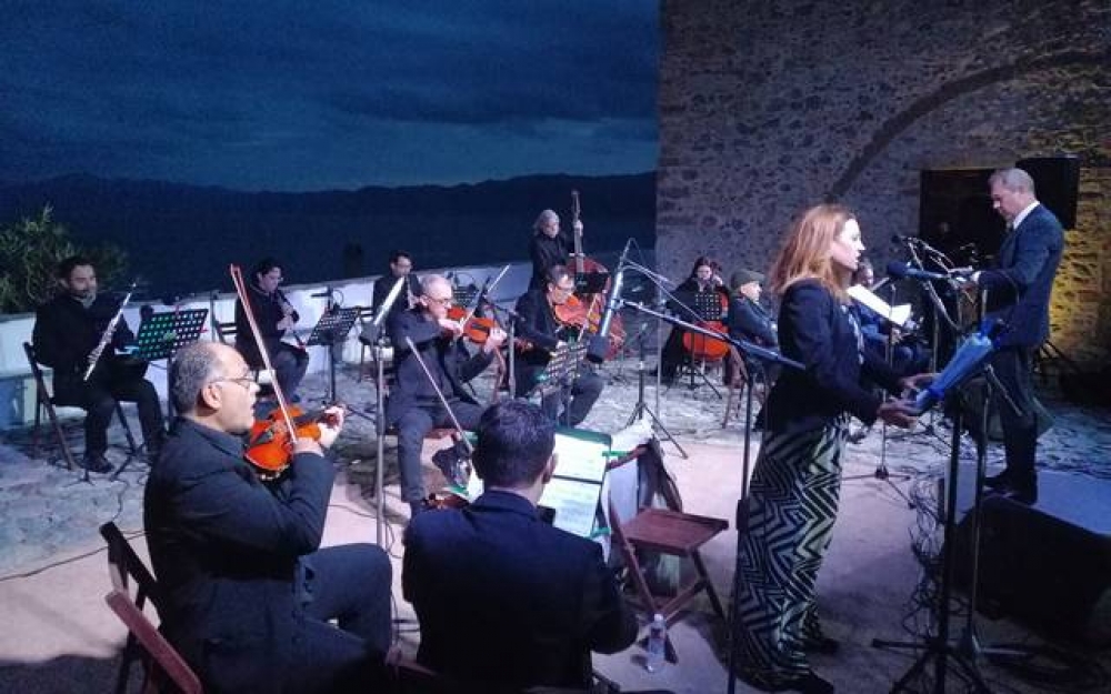 &laquo;&Sigma;&tau;&eta; &gamma;&epsilon;&iota;&tau;&omicron;&nu;&iota;ά &tau;&omega;&nu; &Alpha;&gamma;&gamma;έ&lambda;&omega;&nu;&raquo;