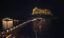 &Eta; &pi;&alpha;&nu;&sigma;έ&lambda;&eta;&nu;&omicron;&sigmaf; &laquo;έ&sigma;&beta;&eta;&sigma;&epsilon;&raquo; &pi;&rho;&omicron;&sigma;&omega;&rho;&iota;&nu;ά &tau;&omicron;&nu; &phi;&omega;&tau;&iota;&sigma;&mu;ό &sigma;&tau;&omicron;&nu; &Beta;&rho;ά&chi;&omicron; &tau;&eta;&sigmaf; &Mu;&omicron;&nu;&epsilon;&mu;&beta;&alpha;&sigma;&iota;ά&sigmaf;