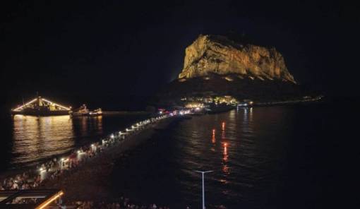 &Eta; &pi;&alpha;&nu;&sigma;έ&lambda;&eta;&nu;&omicron;&sigmaf; &laquo;έ&sigma;&beta;&eta;&sigma;&epsilon;&raquo; &pi;&rho;&omicron;&sigma;&omega;&rho;&iota;&nu;ά &tau;&omicron;&nu; &phi;&omega;&tau;&iota;&sigma;&mu;ό &sigma;&tau;&omicron;&nu; &Beta;&rho;ά&chi;&omicron; &tau;&eta;&sigmaf; &Mu;&omicron;&nu;&epsilon;&mu;&beta;&alpha;&sigma;&iota;ά&sigmaf;