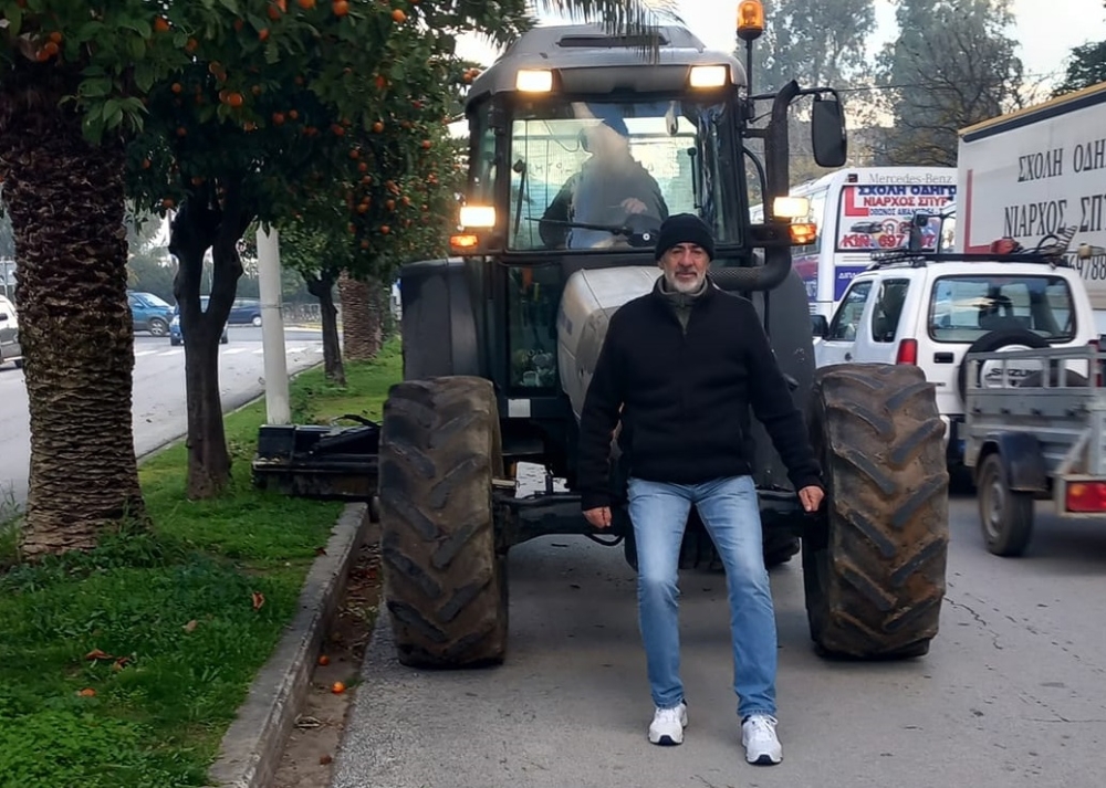 Έ&beta;&alpha;&lambda;&epsilon; &mu;&pi;&rho;&omicron;&sigmaf; &kappa;&alpha;&iota; &tau;&rho;έ&chi;&epsilon;&iota; &gamma;&iota;&alpha; έ&nu;&alpha;&nu; &Delta;. &Sigma;&pi;ά&rho;&tau;&eta;&sigmaf; &laquo;&lambda;&alpha;&mu;&pi;ί&kappa;&omicron;&raquo;