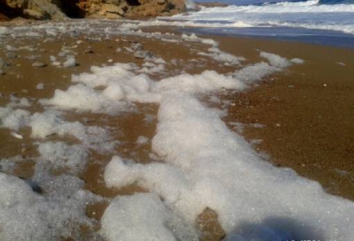 Σπάνιο φυσικό φαινόμενο: «Cappuccino coast» στα Κύθηρα