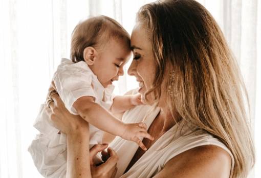 Το άγγιγμα που λειτουργεί ως παυσίπονο και ηρεμεί τα παιδιά