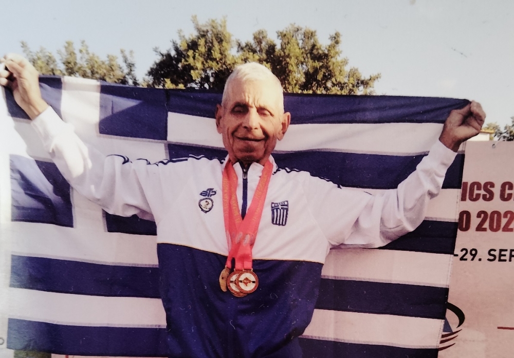 &Delta;ό&xi;&alpha;&sigma;&epsilon; &kappa;&alpha;&iota; &pi;ά&lambda;&iota; &tau;&eta;&nu; &Epsilon;&lambda;&lambda;ά&delta;&alpha;: Έ&nu;&alpha; &pi;&alpha;&gamma;&kappa;ό&sigma;&mu;&iota;&omicron; &kappa;&alpha;&iota; &tau;&rho;ί&alpha; &beta;&alpha;&lambda;&kappa;&alpha;&nu;&iota;&kappa;ά &rho;&epsilon;&kappa;ό&rho; &omicron; 92&chi;&rho;&omicron;&nu;&omicron;&sigmaf; &Pi;. &Delta;&omicron;ύ&sigma;&eta;&sigmaf;