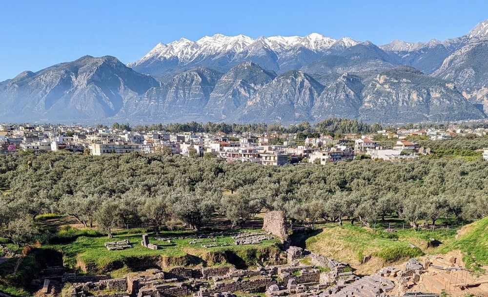 &Pi;&omicron;&iota;&omicron; &epsilon;ί&nu;&alpha;&iota; &kappa;&alpha;&iota; &tau;&iota; &alpha;&pi;&omicron;&kappa;&alpha;&lambda;ύ&pi;&tau;&epsilon;&iota; &tau;&omicron; &laquo;&sigma;&eta;&mu;&alpha;&nu;&tau;&iota;&kappa;ό&tau;&epsilon;&rho;&omicron; &mu;&nu;&eta;&mu;&epsilon;ί&omicron; &tau;&eta;&sigmaf; &Nu;&omicron;&tau;ί&omicron;&upsilon; &Epsilon;&lambda;&lambda;ά&delta;&omicron;&sigmaf;&raquo;;