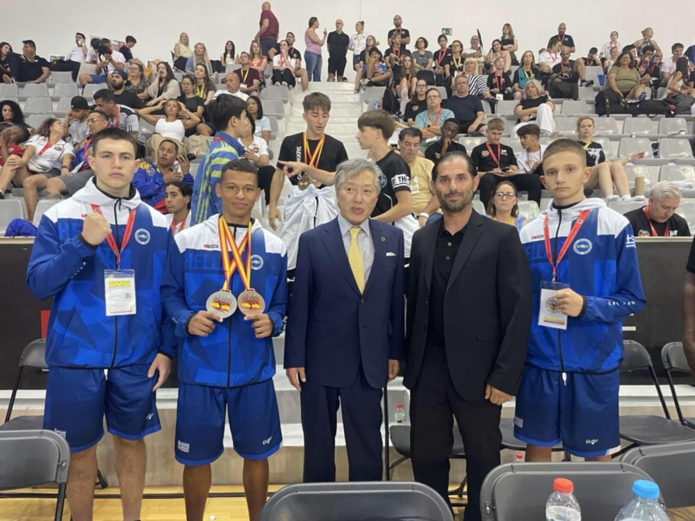 &Sigma;&tau;&omicron; &Pi;&alpha;&gamma;&kappa;ό&sigma;&mu;&iota;&omicron; &Pi;&rho;&omega;&tau;ά&theta;&lambda;&eta;&mu;&alpha; &omicron; &Pi;&omicron;&lambda;&iota;&tau;&iota;&sigma;&tau;&iota;&kappa;ό&sigmaf; &Sigma;ύ&lambda;&lambda;&omicron;&gamma;&omicron;&sigmaf; &Tau;ά&epsilon; &Kappa;&beta;&omicron;&nu; &Nu;&tau;&omicron; 300 &Sigma;&pi;ά&rho;&tau;&eta;&sigmaf;