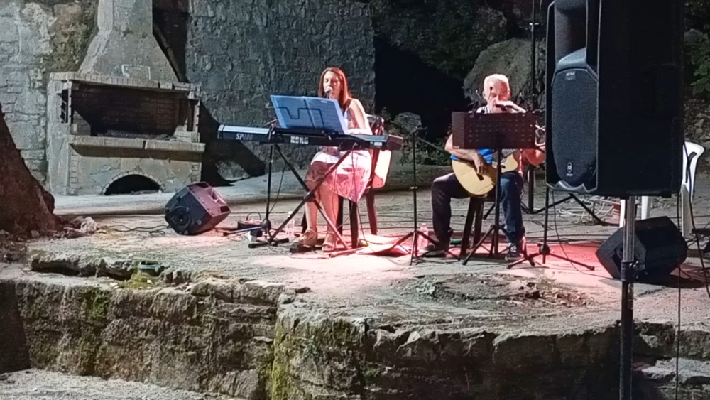 &laquo;&Nu;ό&tau;&epsilon;&sigmaf; &sigma;&tau;&eta;&nu; &Pi;&alpha;&nu;&sigma;έ&lambda;&eta;&nu;&omicron;&raquo;: &Mu;&alpha;&gamma;&epsilon;&upsilon;&tau;&iota;&kappa;ή &beta;&rho;&alpha;&delta;&iota;ά &sigma;&tau;&eta;&nu; &Alpha;&gamma;ί&alpha; &Pi;&alpha;&rho;&alpha;&sigma;&kappa;&epsilon;&upsilon;ή &Beta;&omicron;&rho;&delta;ό&nu;&iota;&alpha;&sigmaf;