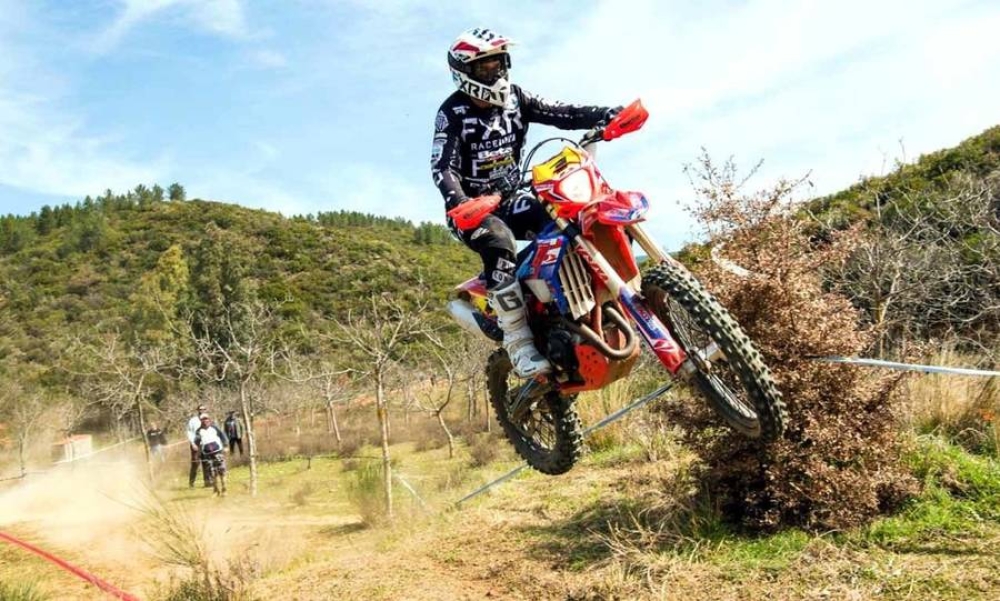 Έ&rho;&chi;&epsilon;&tau;&alpha;&iota; &phi;&omicron;&rho;&tau;&sigma;ά&tau;&omicron; &kappa;&alpha;&iota; &sigma;&eta;&kappa;ώ&nu;&epsilon;&iota; &sigma;&kappa;ό&nu;&eta; &tau;&omicron; 16&omicron; Enduro &laquo;&Lambda;&epsilon;&omega;&nu;ί&delta;&alpha;&sigmaf;&raquo; &sigma;&tau;&eta; &Sigma;&pi;ά&rho;&tau;&eta;
