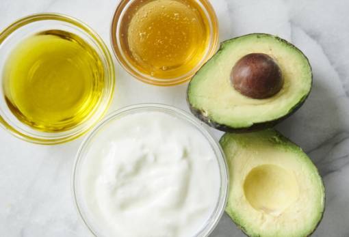 DIY μάσκα ενυδάτωσης για πολύ ξηρά μαλλιά με αβοκάντο και γιαούρτι
