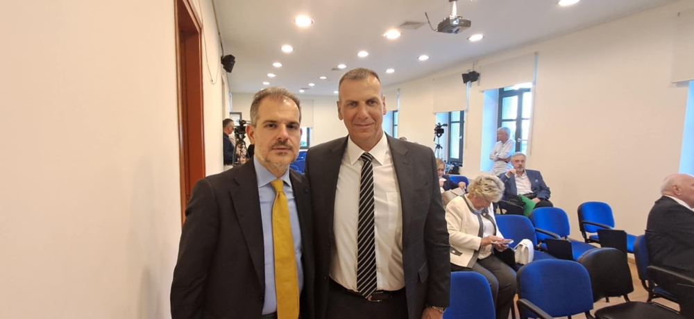 &Omicron; &delta;ή&mu;&alpha;&rho;&chi;&omicron;&sigmaf; &kappa;&alpha;&iota; &omicron; &pi;&rho;ό&epsilon;&delta;&rho;&omicron;&sigmaf; &tau;&omicron;&upsilon; &Delta;&eta;&mu;&omicron;&tau;&iota;&kappa;&omicron;ύ &Sigma;&upsilon;&mu;&beta;&omicron;&upsilon;&lambda;ί&omicron;&upsilon; &Sigma;&pi;ά&rho;&tau;&eta;&sigmaf; &sigma;&tau;&eta;&nu; &epsilon;&pi;&iota;&sigma;&tau;&eta;&mu;&omicron;&nu;&iota;&kappa;ή &sigma;&upsilon;&nu;ά&nu;&tau;&eta;&sigma;&eta; &tau;&omicron;&upsilon; &Iota;&Nu;&Epsilon;&Beta;&Upsilon;&Pi;