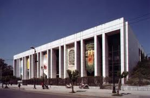 &Sigma;&tau;&omicron; &Mu;έ&gamma;&alpha;&rho;&omicron; &Mu;&omicron;&upsilon;&sigma;&iota;&kappa;ή&sigmaf; &laquo;&eta; &Mu;&upsilon;&theta;&iota;&kappa;ή &Pi;&epsilon;&lambda;&omicron;&pi;ό&nu;&nu;&eta;&sigma;&omicron;&sigmaf;&raquo;