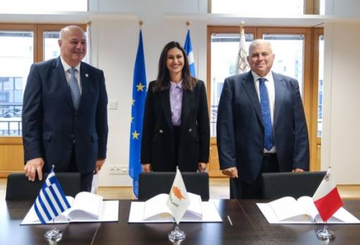 Μνημόνιο συνεργασίας μεταξύ Ελλάδας- Κύπρου και Μάλτας υπέγραψε ο Κώστας Τσιάρας