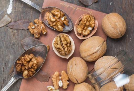 Μία μυρωδάτη καρυδόπιτα  ετοιμάζεται στη Βαμβακού