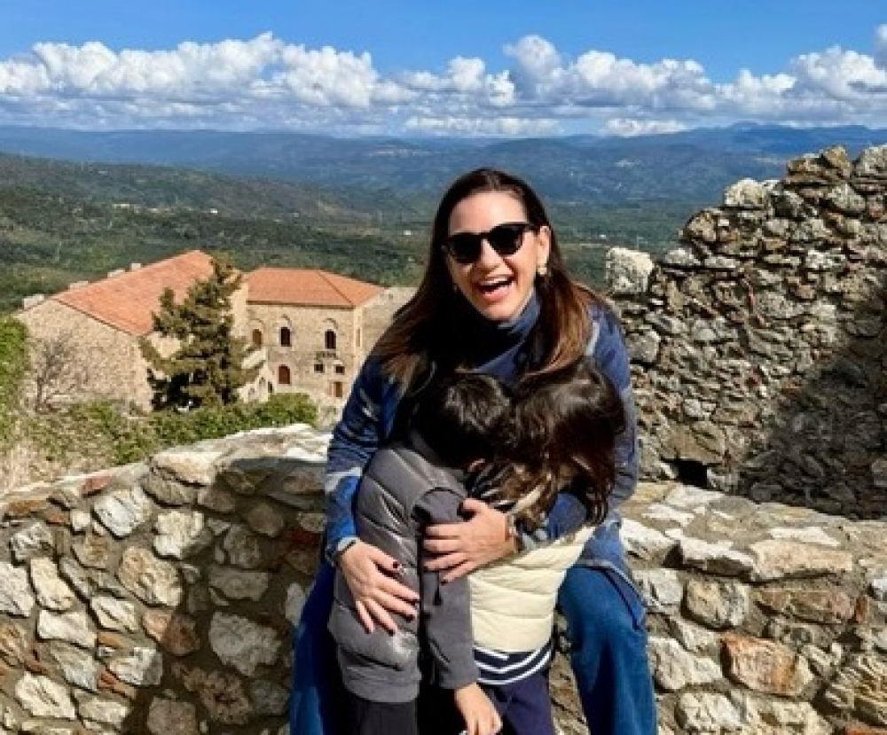 &Omicron;&iota;&kappa;&omicron;&gamma;&epsilon;&nu;&epsilon;&iota;&alpha;&kappa;ή &alpha;&pi;ό&delta;&rho;&alpha;&sigma;&eta; &sigma;&tau;&omicron;&nu; &Mu;&upsilon;&sigma;&tau;&rho;ά &gamma;&iota;&alpha; &tau;&eta;&nu; Ό&lambda;&gamma;&alpha; &Kappa;&epsilon;&phi;&alpha;&lambda;&omicron;&gamma;&iota;ά&nu;&nu;&eta;