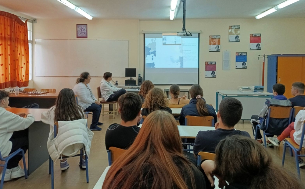 Ό&mu;&omicron;&rho;&phi;&omicron;&sigmaf; &laquo;&omicron; &tau;ό&pi;&omicron;&sigmaf; &mu;&alpha;&sigmaf; &mu;έ&sigma;&alpha; &alpha;&pi;ό &tau;&alpha; &mu;ά&tau;&iota;&alpha; &tau;&omega;&nu; &pi;&alpha;&iota;&delta;&iota;ώ&nu;&raquo;