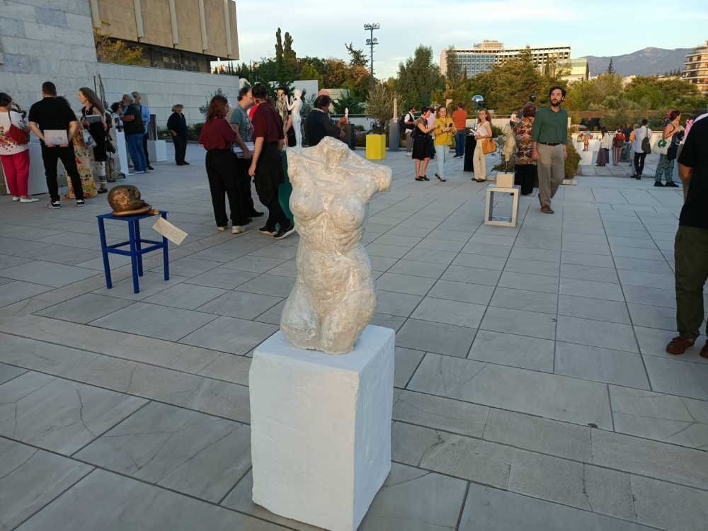 &Mu;&epsilon; &lambda;&alpha;&kappa;&omega;&nu;&iota;&kappa;ό &laquo;&alpha;&pi;&omicron;&tau;ύ&pi;&omega;&mu;&alpha;&raquo; &eta; έ&kappa;&theta;&epsilon;&sigma;&eta; &gamma;&lambda;&upsilon;&pi;&tau;&iota;&kappa;ή&sigmaf;  &pi;&omicron;&upsilon; &epsilon;&gamma;&kappa;&alpha;&iota;&nu;&iota;ά&sigma;&tau;&eta;&kappa;&epsilon; &sigma;&tau;&eta;&nu; &Alpha;&theta;ή&nu;&alpha;