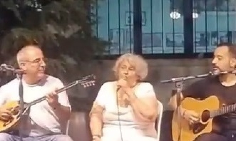 &Kappa;&alpha;&lambda;&omicron;&kappa;&alpha;ί&rho;&iota; &mu;&epsilon; &epsilon;&kappa;&delta;&eta;&lambda;ώ&sigma;&epsilon;&iota;&sigmaf;  &alpha;&pi;ό &tau;&omicron;&nu; &laquo;&Tau;&alpha;ΰ&gamma;&epsilon;&tau;&omicron;&raquo; &sigma;&tau;&eta;&nu; &Pi;&alpha;&lambda;&alpha;&iota;&omicron;&pi;&alpha;&nu;&alpha;&gamma;&iota;ά