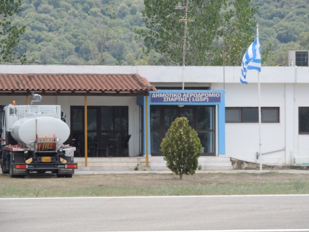 &Pi;&omicron;&lambda;ί&tau;&epsilon;&sigmaf;: &laquo;&Tau;&iota; &sigma;&upsilon;&mu;&beta;&alpha;ί&nu;&epsilon;&iota; &mu;&epsilon; &tau;&omicron; &Alpha;&epsilon;&rho;&omicron;&delta;&rho;ό&mu;&iota;&omicron; &Sigma;&pi;ά&rho;&tau;&eta;&sigmaf;;&raquo;