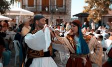 &Sigma;&epsilon; &rho;&upsilon;&theta;&mu;&omicron;ύ&sigmaf; &pi;&alpha;&rho;ά&delta;&omicron;&sigma;&eta;&sigmaf; &omicron; &Pi;&omicron;&lambda;&iota;&tau;&iota;&sigma;&tau;&iota;&kappa;ό&sigmaf; &Sigma;ύ&lambda;&lambda;&omicron;&gamma;&omicron;&sigmaf; &laquo;&Omicron; &Pi;ά&rho;&nu;&omega;&nu;&raquo;