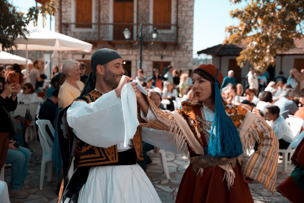 &Sigma;&epsilon; &rho;&upsilon;&theta;&mu;&omicron;ύ&sigmaf; &pi;&alpha;&rho;ά&delta;&omicron;&sigma;&eta;&sigmaf; &omicron; &Pi;&omicron;&lambda;&iota;&tau;&iota;&sigma;&tau;&iota;&kappa;ό&sigmaf; &Sigma;ύ&lambda;&lambda;&omicron;&gamma;&omicron;&sigmaf; &laquo;&Omicron; &Pi;ά&rho;&nu;&omega;&nu;&raquo;