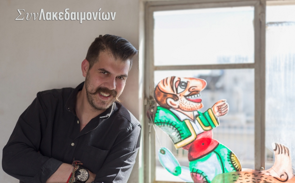 &Eta;&lambda;. &Kappa;&alpha;&rho;&epsilon;&lambda;&lambda;ά&sigmaf;: &laquo;&Omicron; &Kappa;&alpha;&rho;&alpha;&gamma;&kappa;&iota;ό&zeta;&eta;&sigmaf; &sigma;&alpha;&tau;&iota;&rho;ί&zeta;&epsilon;&iota; &kappa;&alpha;&iota; &mu;ί&lambda;&alpha; &alpha;&upsilon;&theta;&epsilon;&nu;&tau;&iota;&kappa;ά&raquo;