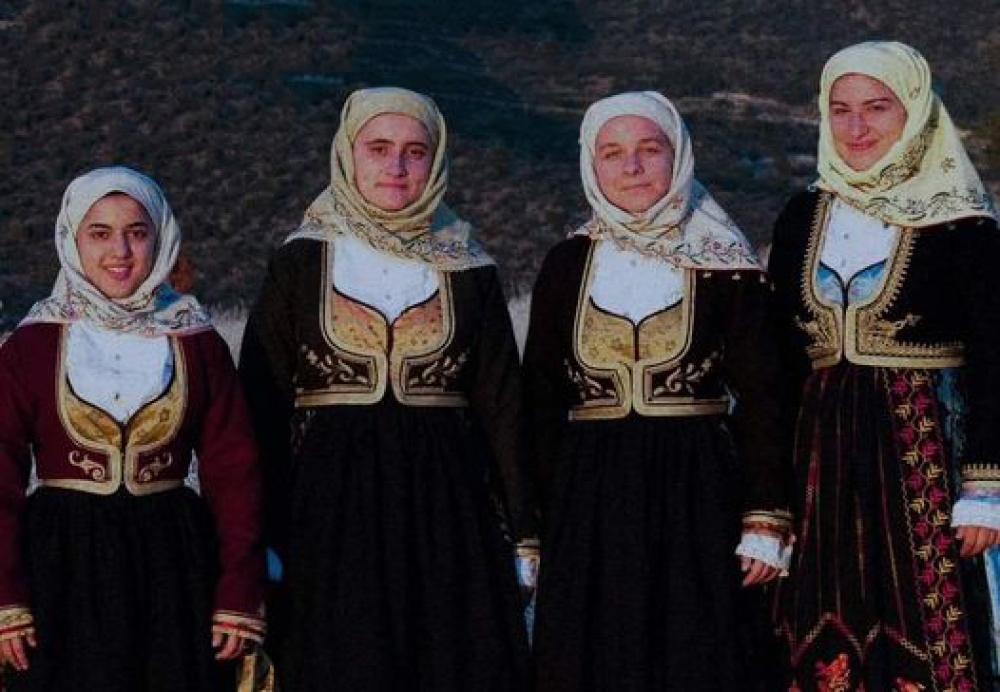 &laquo;&Phi;&epsilon;&sigma;&tau;&iota;&beta;&alpha;&lambda;ά&kappa;&iota;&raquo;: &Pi;&alpha;&rho;ά&delta;&omicron;&sigma;&eta; &kappa;&alpha;&iota; &pi;&omicron;&lambda;&iota;&tau;&iota;&sigma;&mu;ό&sigmaf; &sigma;&upsilon;&nu;&alpha;&nu;&tau;&iota;&omicron;ύ&nu;&tau;&alpha;&iota; &sigma;&tau;&omicron; &Gamma;&epsilon;&rho;ά&kappa;&iota;