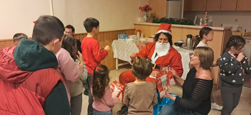 &Mu;&epsilon; &gamma;&iota;&omicron;&rho;&tau;ή &alpha;&phi;&iota;&epsilon;&rho;&omega;&mu;έ&nu;&eta; &sigma;&tau;&alpha; &pi;&alpha;&iota;&delta;&iota;ά &kappa;&alpha;&lambda;&omega;&sigma;ό&rho;&iota;&sigma;&epsilon; &tau;&alpha; &Chi;&rho;&iota;&sigma;&tau;&omicron;ύ&gamma;&epsilon;&nu;&nu;&alpha; &eta; &Alpha;&gamma;ί&alpha; &Pi;&alpha;&rho;&alpha;&sigma;&kappa;&epsilon;&upsilon;ή &Alpha;&mu;&upsilon;&kappa;&lambda;ώ&nu;