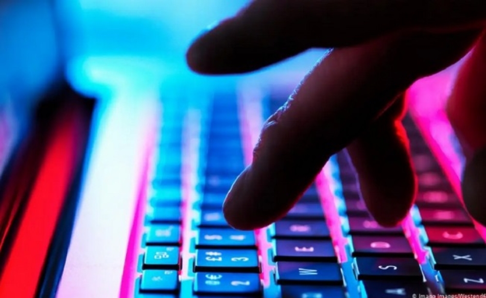 &Chi;ά&kappa;&epsilon;&rho;&sigmaf; &laquo;&epsilon;&pi;&iota;&tau;έ&theta;&eta;&kappa;&alpha;&nu;&raquo; &sigma;&tau;&omicron;&nu; &Sigma;&upsilon;&nu;&epsilon;&tau;&alpha;&iota;&rho;&iota;&sigma;&mu;ό &Phi;&alpha;&rho;&mu;&alpha;&kappa;&omicron;&pi;&omicron;&iota;ώ&nu; &Nu;. &Pi;&epsilon;&lambda;&omicron;&pi;&omicron;&nu;&nu;ή&sigma;&omicron;&upsilon;