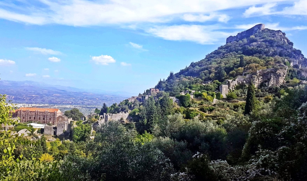 &Alpha;&Pi;&Epsilon; &sigma;&tau;&eta; &Mu;ά&nu;&eta; &sigma;&eta;&kappa;ώ&nu;&omicron;&upsilon;&nu; &laquo;&theta;ύ&epsilon;&lambda;&lambda;&alpha;&raquo; &gamma;&iota;&alpha; &tau;&omicron;&nu; &Mu;&upsilon;&sigma;&tau;&rho;ά;