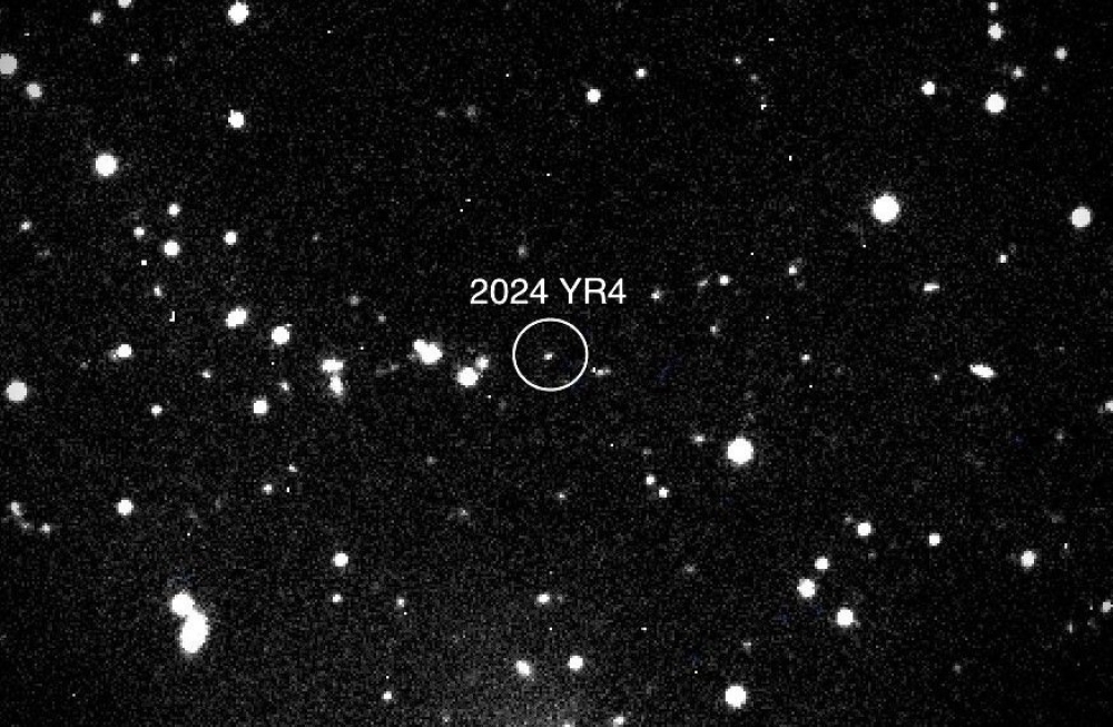 2024 YR4: &Alpha;&upsilon;&xi;ή&theta;&eta;&kappa;&epsilon; &eta; &pi;&iota;&theta;&alpha;&nu;ό&tau;&eta;&tau;&alpha; &pi;&rho;ό&sigma;&kappa;&rho;&omicron;&upsilon;&sigma;&eta;&sigmaf; &mu;&epsilon;&gamma;ά&lambda;&omicron;&upsilon; &alpha;&sigma;&tau;&epsilon;&rho;&omicron;&epsilon;&iota;&delta;&omicron;ύ&sigmaf; &sigma;&tau;&eta; &Sigma;&epsilon;&lambda;ή&nu;&eta;