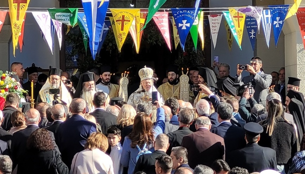 &Epsilon;&upsilon;&lambda;ό&gamma;&eta;&sigma;&epsilon; &tau;&eta; &Lambda;&alpha;&kappa;&epsilon;&delta;&alpha;ί&mu;&omicron;&nu;&alpha; &omicron; &Omicron;&iota;&kappa;&omicron;&upsilon;&mu;&epsilon;&nu;&iota;&kappa;ό&sigmaf; &Pi;&alpha;&tau;&rho;&iota;ά&rho;&chi;&eta;&sigmaf; (&Phi;&Omega;&Tau;&Omicron;-VIDEO)