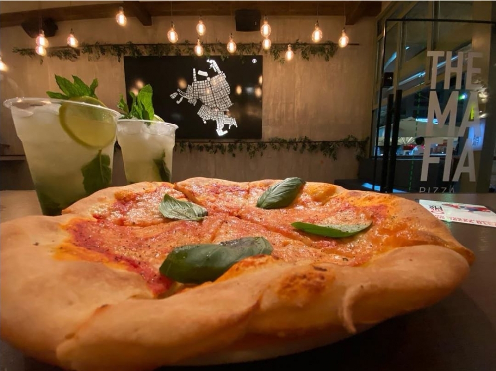 THE MAFIA. Έ&nu;&alpha; casual food bar &gamma;&iota;&alpha; ό&lambda;&epsilon;&sigmaf; &tau;&iota;&sigmaf; ώ&rho;&epsilon;&sigmaf;