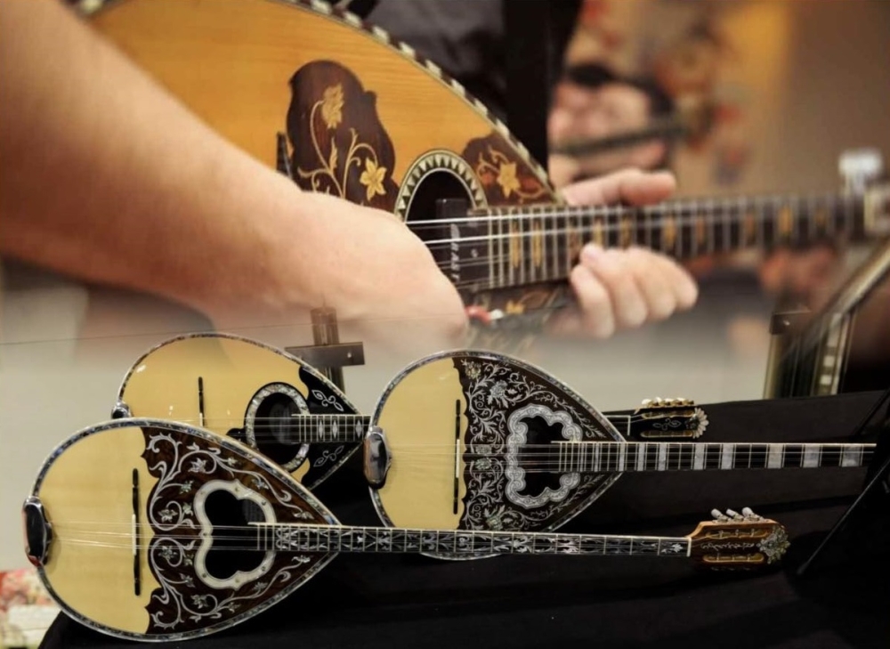 &Tau;&omicron; &mu;&pi;&omicron;&upsilon;&zeta;&omicron;ύ&kappa;&iota; &laquo;&mu;&iota;&lambda;ά&epsilon;&iota;&raquo; &sigma;&epsilon; &mu;&iota;&alpha; &alpha;&upsilon;&theta;&epsilon;&nu;&tau;&iota;&kappa;ή &lambda;&alpha;ϊ&kappa;ή &beta;&rho;&alpha;&delta;&iota;ά &sigma;&tau;&omicron; &Delta;&alpha;&phi;&nu;ί