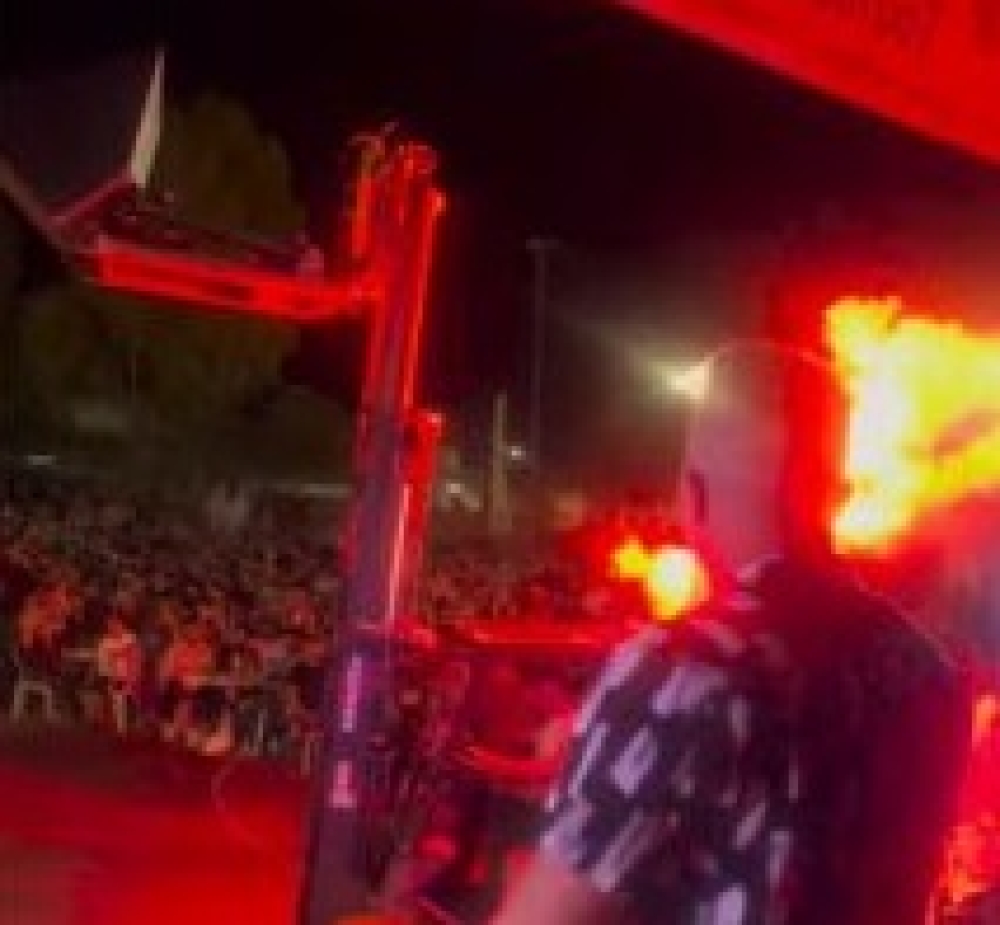 &laquo;&Chi;&alpha;&mu;&omicron;ύ&lambda;&eta;&sigmaf;&raquo; &sigma;&tau;&omicron; &Gamma;&epsilon;&rho;ά&kappa;&iota;: &Mu;&epsilon; &kappa;&lambda;&alpha;&rho;&kappa; έ&rho;&iota;&xi;&alpha;&nu; 100 &kappa;&iota;&lambda;ά &gamma;&alpha;&rho;ύ&phi;&alpha;&lambda;&lambda;&alpha; &sigma;&tau;&omicron;&nu; &Gamma;&iota;ώ&rho;&gamma;&omicron; &Beta;&epsilon;&lambda;&iota;&sigma;&sigma;ά&rho;&eta; (VIDEO)