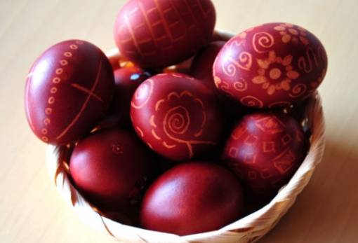 4 φυσικοί τρόποι για να βάψεις τα πασχαλινά αυγά