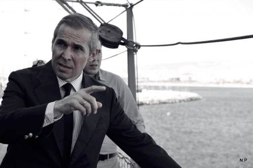 &Sigma;&tau;&eta; &sigma;&kappa;&iota;ά &delta;&iota;&alpha;&rho;&rho;&omicron;ώ&nu; &omicron; &Theta;&alpha;&nu;ά&sigma;&eta;&sigmaf; &Delta;&alpha;&beta;ά&kappa;&eta;&sigmaf;