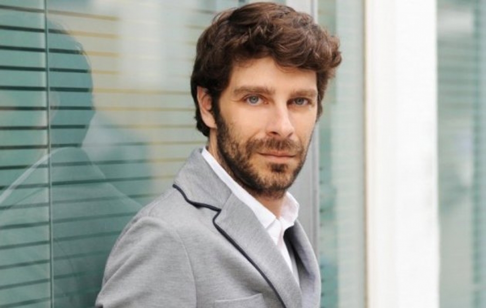 &Nu;. &Gamma;&iota;&alpha;&tau;&rho;&omicron;&mu;&alpha;&nu;&omega;&lambda;ά&kappa;&eta;&sigmaf;: O &pi;&rho;ώ&tau;&omicron;&sigmaf; &alpha;&nu;&omicron;&iota;&chi;&tau;ά &omicron;&mu;&omicron;&phi;&upsilon;&lambda;ό&phi;&iota;&lambda;&omicron;&sigmaf; &upsilon;&pi;&omicron;&upsilon;&rho;&gamma;ό&sigmaf; &sigma;&tau;&eta;&nu; &Epsilon;&lambda;&lambda;ά&delta;&alpha;