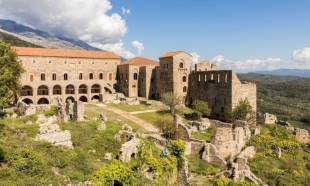 &Pi;&lambda;&eta;&sigma;&iota;ά&zeta;&epsilon;&iota; &eta; &mu;&epsilon;&gamma;ά&lambda;&eta; ώ&rho;&alpha; &tau;&omicron;&upsilon; &beta;&upsilon;&zeta;&alpha;&nu;&tau;&iota;&nu;&omicron;ύ &Mu;&upsilon;&sigma;&tau;&rho;ά