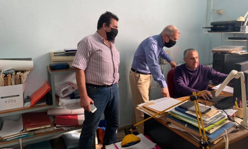 &Sigma;&tau;&omicron; &Delta;&alpha;&sigma;&alpha;&rho;&chi;&epsilon;ί&omicron; &Gamma;&upsilon;&theta;&epsilon;ί&omicron;&upsilon; &kappa;&alpha;&iota; &pi;ά&lambda;&iota; &omicron; &Theta;&alpha;&nu;ά&sigma;&eta;&sigmaf; &Delta;&alpha;&beta;ά&kappa;&eta;&sigmaf;