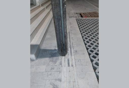 Και ο σουρεαλισμός συνεχίζεται στην οδό Βρασίδου στη Σπάρτη