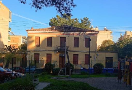 Το δικό σας σχόλιο: Μαραζώνει γυρεύοντας «γιατρειά» το νεοκλασικό Τριτάκη