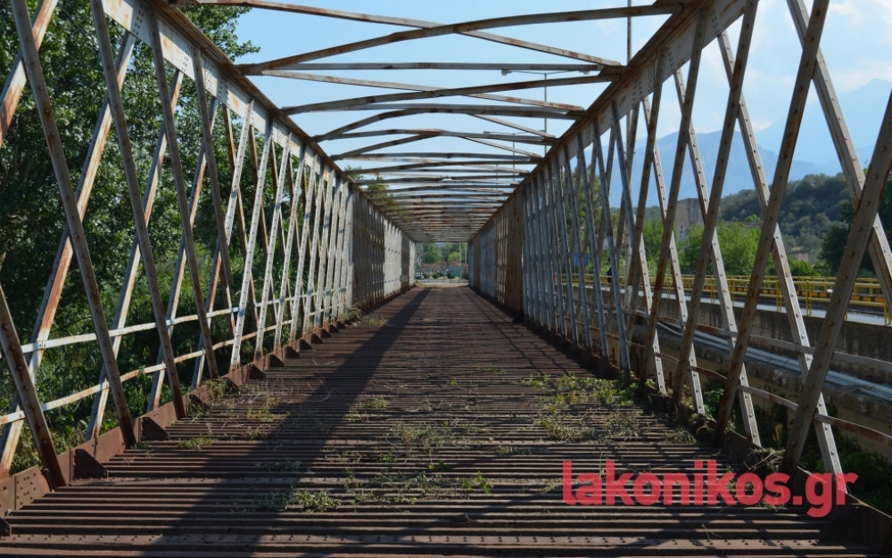 &Delta;&eta;&mu;&omicron;&pi;&rho;&alpha;&tau;&epsilon;ί&tau;&alpha;&iota; &tau;&omicron; έ&rho;&gamma;&omicron; &beta;&alpha;&phi;ή&sigmaf; &tau;&eta;&sigmaf; &gamma;έ&phi;&upsilon;&rho;&alpha;&sigmaf; &tau;&omicron;&upsilon; &Epsilon;&upsilon;&rho;ώ&tau;&alpha; &sigma;&tau;&eta; &Sigma;&pi;ά&rho;&tau;&eta;