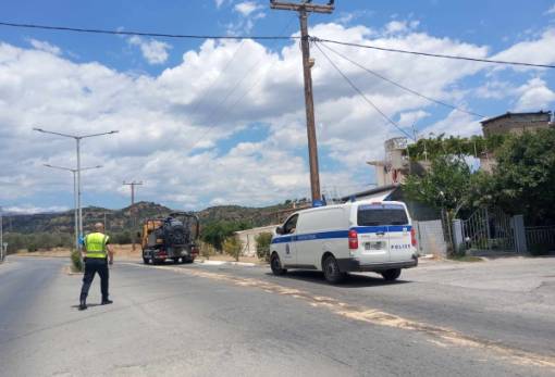 Διαρροή καυσίμων στο οδόστρωμα από οχήματα στη Σπάρτη  (ΦΩΤΟ)