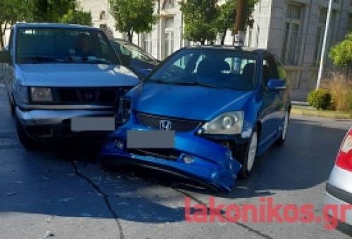 Τρακάρισμα με υλικές ζημιές στη Σπάρτη (ΦΩΤΟ)