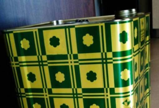 Δεν αλλάζει ο τρόπος μεταφοράς λαδιού με τενεκέδες